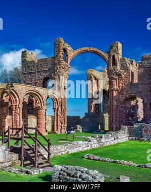 Une vue de jour sous le soleil du prieuré de Lindisfarne sur l'île Sainte de Lindisfarne dans le Northumberland, Angleterre, Royaume-Uni Banque D'Images