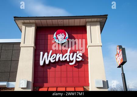 Maplewood, Minnesota. Gros plan d'une Wendy's.. chaîne de restauration rapide. Extérieur du bâtiment avec logo. Banque D'Images