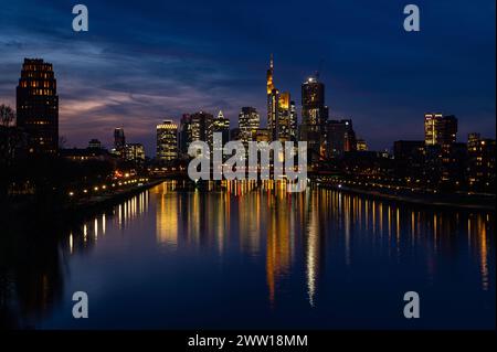 20.03.2024, xovx, Architektur, Wetter, Abendstimmung zum Frühlingsanfang über der Skyline von Frankfurt am main, Hessen Abendstimmung zum Frühlingsanfang über der Skyline in Frankfurt am main nach einem milden Frühlingstag mit Temperaturen von annähernd 20Â C. Frankfurt am main Osthafenbrücke Hessen Deutschland DE *** 20 03 2024, xovx, architecture, Météo, ambiance du soir au début du printemps au-dessus de la skyline de Francfort-sur-le-main, ambiance du soir de Hesse au début du printemps au-dessus de la skyline de Francfort-sur-le-main après une douce journée de printemps avec des températures approchant les 20C Francfort-sur-le-main Banque D'Images