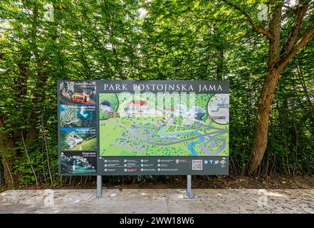 Guide cartographique à l'entrée de Postojnska Jama (Parc des grottes de Postojna), un système de grottes karstiques calcaires emblématique en Slovénie, en Europe centrale et orientale Banque D'Images