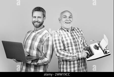 deux hommes heureux montrent contre nostalgie en studio. les hommes montrent contre la nostalgie en arrière-plan Banque D'Images