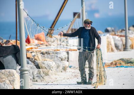 Un pêcheur travaille sur ses filets sur l'île des Princes, en Turquie Banque D'Images