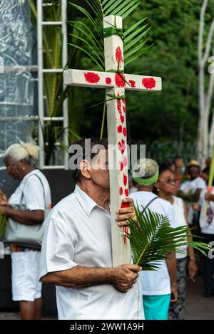 Salvador, Bahia, Brésil - 14 avril 2019 : des gens participent à la célébration du dimanche des Rameaux dans la ville de Salvador, Bahia. Banque D'Images