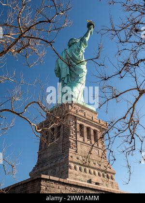 Vue arrière de la Statue de la liberté et de son sous-sol à New York Banque D'Images