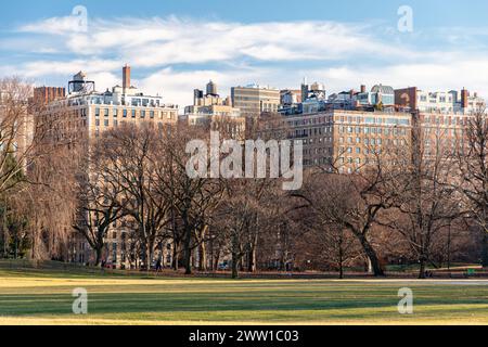 Vue hivernale de Central Park avec les bâtiments d'East Harlem en arrière-plan, New York Banque D'Images