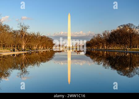 Le monument de Washington est reflété dans le Lincoln Memorial Reflecting Pool à Washington D.C. Banque D'Images