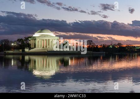 Le Jefferson Memorial se reflète dans le Tidal Basin au crépuscule, Washington D.C. Banque D'Images