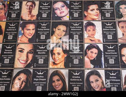 Carthagène, Colombie - 25 juillet 2023 : panneau d'affichage avec des photos faciales de Miss Colombie de chacun d'eux au fil des ans Banque D'Images