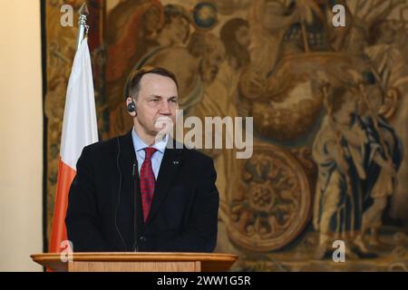 Prague, République tchèque. 20 mars 2024. Le ministre polonais des Affaires étrangères Radoslaw Sikorski vu lors d'une conférence de presse conjointe à Prague. Le ministre polonais des Affaires étrangères Radoslaw Sikorski s'est rendu en République tchèque et a rencontré le ministre tchèque des Affaires étrangères Jan Lipavsky la veille de la réunion des ministres des Affaires étrangères du Groupe de Visegrad (V4) à Prague. Crédit : SOPA images Limited/Alamy Live News Banque D'Images