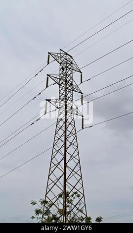 Tour métallique avec fils haute tension Banque D'Images