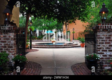 Une petite cour et un patio niché dans un Charleston caché et isolé Banque D'Images