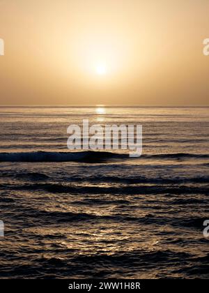 Événement la Calima, grands panaches de poussière saharienne soufflés du désert du Sahara en Afrique du Nord-Ouest, lever du soleil à Antigua, Fuerteventura, îles Canaries Banque D'Images