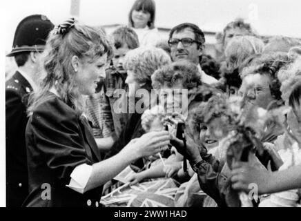 SARAH FERGUSON, DUCHESSE D'YORK LORS D'UNE PROMENADE LORS DE SA VISITE À PORTSMOUTH 1987 PIC MIKE WALKER 1987 Banque D'Images