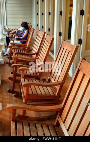 Fauteuils à bascule sur la véranda du Moana Surfrider Hotel, Waikiki Banque D'Images