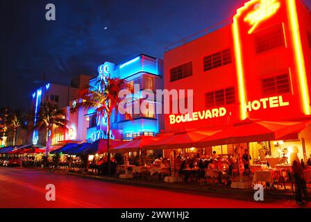 Les néons des bâtiments historiques Art déco de Miami Beach sont illuminés la nuit Banque D'Images
