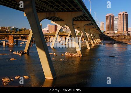 Un long pont autoroutier inter-états mène au-dessus de la James River et se dirige vers la ligne d'horizon de Richmond, Virginie Banque D'Images