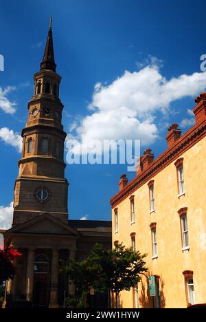 Le clocher de pierre de l'église épiscopale St Phillips, s'élève au-dessus des maisons de Charleston Banque D'Images