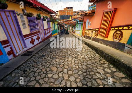 Rue pavée avec des maisons colorées typiques à Guatape, Colombie Banque D'Images