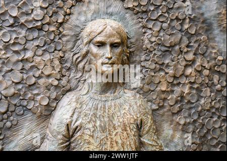 La Résurrection de Jésus – premier mystère glorieux du Rosaire. Sculpture en relief sur le mont Podbrdo (la colline des apparitions) à Medjugorje. Banque D'Images