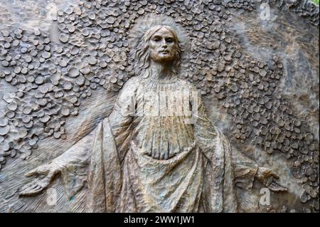 La Résurrection de Jésus – premier mystère glorieux du Rosaire. Sculpture en relief sur le mont Podbrdo (la colline des apparitions) à Medjugorje. Banque D'Images