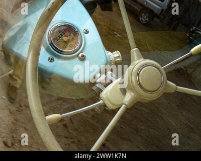 Intérieur d'un volant BMW Isetta 300 et compteur de vitesse à travers son verre Banque D'Images