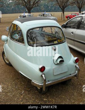 BMW Isetta 300 partie arrière de vieux véhicule en couleur bleu clair Banque D'Images