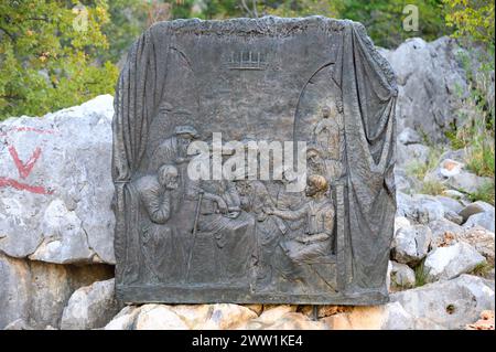 La découverte de Jésus dans le Temple – Cinquième mystère joyeux du Rosaire. Sculpture en relief sur le mont Podbrdo (la colline des apparitions) à Medjugorje. Banque D'Images