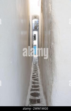 Mykonos, Grèce : la plus étroite des ruelles entre deux rues de la vieille ville. Banque D'Images