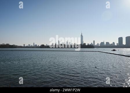 Vue sur la ville depuis le bord du lac dans la ville de Nanjing dans l'après-midi ensoleillé Banque D'Images