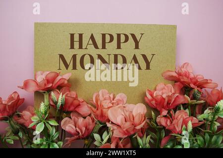 Texte typographique Happy Monday avec fleurs sur fond rose Banque D'Images