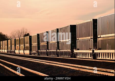 La Fox, Illinois, un train de marchandises intermodal de l'Union Pacific reflète le soleil de la fin de l'après-midi alors qu'il attend un signal rouge pour s'effacer dans l'Illinois rural. Banque D'Images