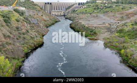 Fleuve Tage en aval du barrage d'Alcantara, alias le barrage Jose Maria de Oriol - Alcantara II, barrage de contrefort construit en 1969, province de Caceres, Espagne Banque D'Images