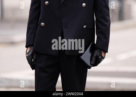 Milan, Italie - 14 janvier 2024 : homme porte un mini sac à bandoulière en cuir brossé de Prada, détails de sac à main style rue, tenue de mode Banque D'Images