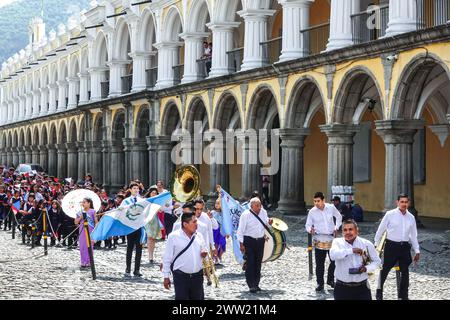 Antigua, Guatemala. 20 mars 2024. La Semana Santa Festival Queen, entourée d'écoliers défilent devant le Palais Royal des capitaines généraux dans le centre historique lors des préparatifs de la semaine de la houle, le 20 mars 2024 à Antigua, Guatemala. Les processions opulentes, les algèbres détaillées et les traditions séculaires attirent plus d'un million de personnes dans l'ancienne capitale. Crédit : Richard Ellis/Richard Ellis/Alamy Live News Banque D'Images