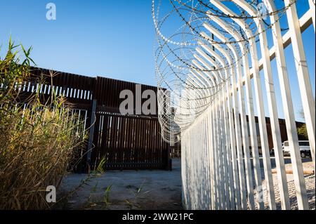 Le mur frontalier américain entre Yuma Arizona et Los Algodones Mexique. Banque D'Images