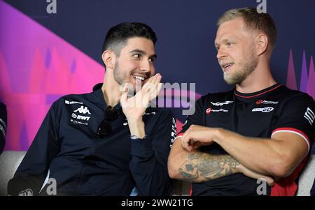 MELBOURNE, AUSTRALIE 25 février 2024. Photo 31 Esteban Ocon (FRA) BWT Alpine F1 Team (à gauche) et 20 Kevin Magnussen (DNK) MoneyGram Haas F1 Team lors de la conférence de presse des pilotes du jeudi Rolex Australian Grand Prix 2024 de formule 1 de la FIA du 22 au 24 mars à l'Albert Park Street circuit, Melbourne, Australie. Crédit : Karl Phillipson/Alamy Live News Banque D'Images