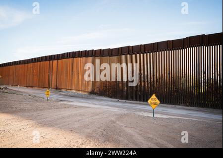 Le mur frontalier américain entre Lukeville Arizona et Sonoyta Mexique. Banque D'Images