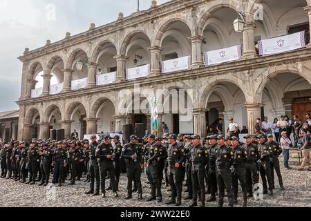 Antigua, Guatemala. 18 mars 2024. Antigua, Guatemala. 18 mars 2024. Les cadets de l'académie de police sont à l'attention devant le Palacio del Ayuntamiento pendant la pratique dans les préparatifs de la semaine Sainte, le 18 mars 2024 à Antigua, Guatemala. Les processions opulentes, les algèbres détaillées et les traditions séculaires attirent plus d'un million de personnes dans l'ancienne capitale. Crédit : Richard Ellis/Richard Ellis/Alamy Live News Banque D'Images