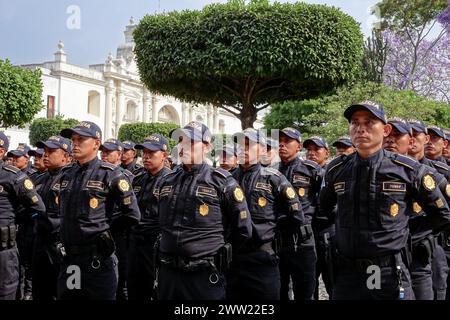 Antigua, Guatemala. 18 mars 2024. Les cadets de l'académie de police sont à l'attention devant le Palacio del Ayuntamiento pendant la pratique dans les préparatifs de la semaine Sainte, le 18 mars 2024 à Antigua, Guatemala. Les processions opulentes, les algèbres détaillées et les traditions séculaires attirent plus d'un million de personnes dans l'ancienne capitale. Crédit : Richard Ellis/Richard Ellis/Alamy Live News Banque D'Images