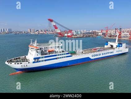 YANTAI, CHINE - 19 MARS 2024 - Un cargo transportant une élingue quitte le port de Yantai, dans la province du Shandong, Chine, le 19 mars 2024. Banque D'Images