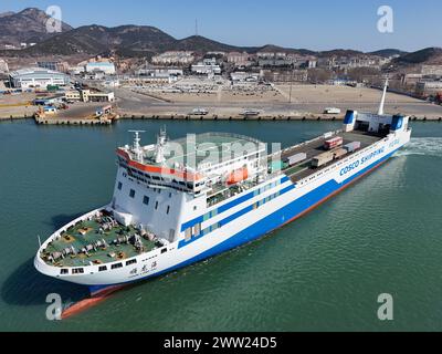 YANTAI, CHINE - 19 MARS 2024 - Un cargo transportant une élingue quitte le port de Yantai, dans la province du Shandong, Chine, le 19 mars 2024. Banque D'Images