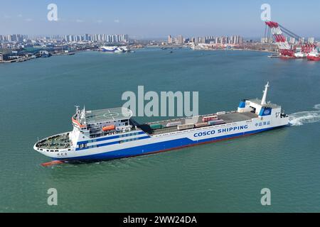 YANTAI, CHINE - 19 MARS 2024 - Un cargo transportant une élingue quitte le port de Yantai, dans la province du Shandong, Chine, le 19 mars 2024. Banque D'Images