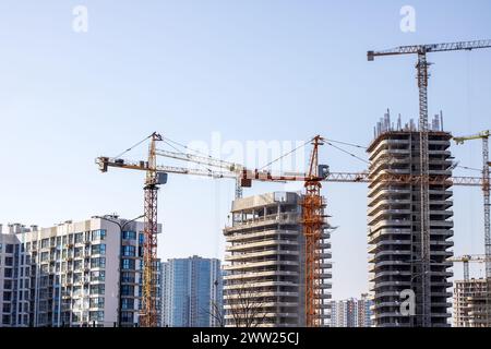 Biélorussie, Minsk - 07 février 2024 : maisons modernes dans le monde de Minsk à la lumière du soleil Banque D'Images