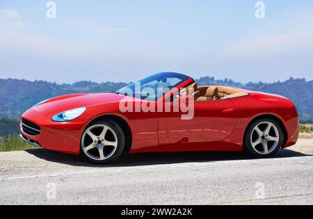 Parking, voiture de sport et voyage sur la route en montagne, voyage et transport de luxe sur la route d'été. Auto cabriolet, vacances et bien-être à la campagne sur Banque D'Images