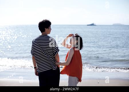 Un homme et une femme debout sur la plage Banque D'Images