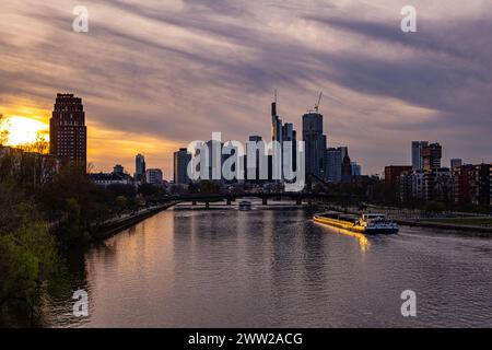 20.03.2024, xovx, Architektur, Wetter, Abendstimmung zum Frühlingsanfang über der Skyline von Frankfurt am main, Hessen Abendstimmung zum Frühlingsanfang über der Skyline in Frankfurt am main nach einem milden Frühlingstag mit Temperaturen von annähernd 20Â C. Frankfurt am main Osthafenbrücke Hessen Deutschland DE *** 20 03 2024, xovx, architecture, Météo, ambiance du soir au début du printemps au-dessus de la skyline de Francfort-sur-le-main, ambiance du soir de Hesse au début du printemps au-dessus de la skyline de Francfort-sur-le-main après une douce journée de printemps avec des températures approchant les 20C Francfort-sur-le-main Banque D'Images