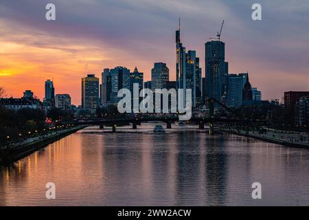 20.03.2024, xovx, Architektur, Wetter, Abendstimmung zum Frühlingsanfang über der Skyline von Frankfurt am main, Hessen Abendstimmung zum Frühlingsanfang über der Skyline in Frankfurt am main nach einem milden Frühlingstag mit Temperaturen von annähernd 20Â C. Frankfurt am main Osthafenbrücke Hessen Deutschland DE *** 20 03 2024, xovx, architecture, Météo, ambiance du soir au début du printemps au-dessus de la skyline de Francfort-sur-le-main, ambiance du soir de Hesse au début du printemps au-dessus de la skyline de Francfort-sur-le-main après une douce journée de printemps avec des températures approchant les 20C Francfort-sur-le-main Banque D'Images