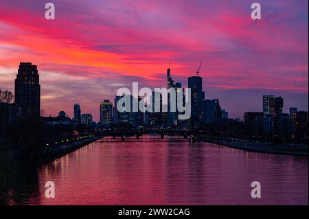 20.03.2024, xovx, Architektur, Wetter, Abendstimmung zum Frühlingsanfang über der Skyline von Frankfurt am main, Hessen Abendstimmung zum Frühlingsanfang über der Skyline in Frankfurt am main nach einem milden Frühlingstag mit Temperaturen von annähernd 20Â C. Frankfurt am main Osthafenbrücke Hessen Deutschland DE *** 20 03 2024, xovx, architecture, Météo, ambiance du soir au début du printemps au-dessus de la skyline de Francfort-sur-le-main, ambiance du soir de Hesse au début du printemps au-dessus de la skyline de Francfort-sur-le-main après une douce journée de printemps avec des températures approchant les 20C Francfort-sur-le-main Banque D'Images