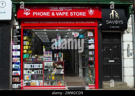 High Wycombe, Royaume-Uni. 20 mars 2024. Un magasin de Vape à High Wycombe, Buckinghamshire. Un nouveau projet de loi visant à protéger les générations futures à travers le Royaume-Uni des effets nocifs du tabagisme a été présenté au Parlement aujourd'hui. Crédit : Maureen McLean/Alamy Banque D'Images