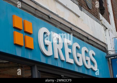 High Wycombe, Royaume-Uni. 20 mars 2024. Un boulanger Greggs à High Wycombe, Buckinghamshire. Les succursales ont rouvert cet après-midi suite à un PÉPIN INFORMATIQUE ce matin. Crédit : Maureen McLean/Alamy Banque D'Images